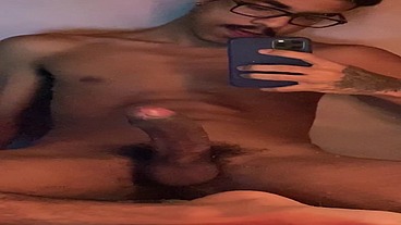 jovem de 18 anos mostrando o pau grande e grosso