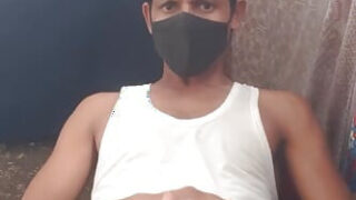 Lelaki kulit hitam Desi melancap zakarnya yang besar sebelum pantat solo berdebar-debar