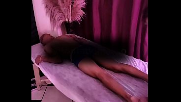 Respira&ccedil_&atilde_o pesada na maca enquanto eu massageava