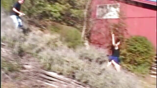 Gangbang, podwójna penetracja, bukkake &#8211; słodka 18-letnia rozpustnica, brutalnie wydymana w dupę