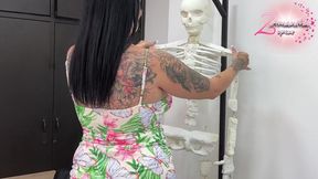 Aprovecho que el doctor no ha llegado para masturbarme en su oficina