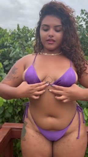 Eu me exibo em qualquer lugar! Putinha da bunda grande ficando nua em vários lugares