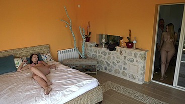 Guy on Vacation Fucks His Two Best Female Friends in Bed on the First Day