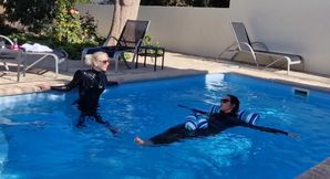 Latexladys im Pool: Was wäre, wenn