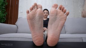 The beautiful young Asian woman Lijiaen shows off her sexy feet4 4K