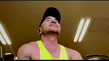 Chacal prostituto es contratado para hacer show en webcam meti&eacute_ndose un enorme dildo en su apretado culo heterosexual