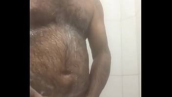 TOMANDO BANHO CORPO FORTE TODO PELUD&Atilde_O URSO MESMO