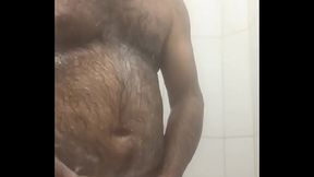 TOMANDO BANHO CORPO FORTE TODO PELUD&Atilde_O URSO MESMO
