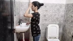 Step sister ko bathroom me le jake pel diya