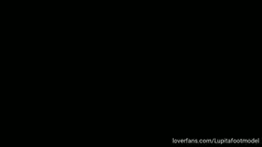 En la cama calzando unas sexys mules thongs doradas, en señando mi vagina y mis tetas, combinando fetiche de pies con mi cuerpo desnudo. Para los amantes de contenido mas íntimo, no te arrepentiras e…