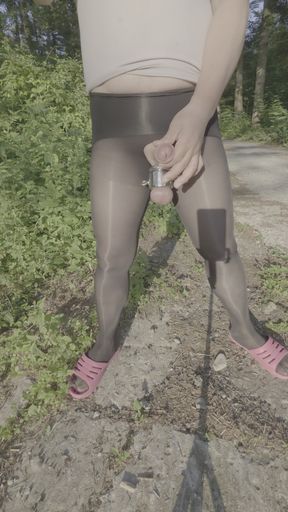 MEN IN PANTYHOSE IN PUBLIC FLASHING