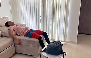 Pequena latina paga deuda a su hermanastro mayor con una rica follada y venida en su cono