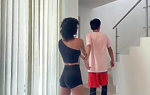 Pequena latina paga deuda a su hermanastro mayor con una rica follada y venida en su cono