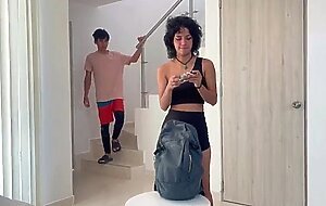 Pequena latina paga deuda a su hermanastro mayor con una rica follada y venida en su cono