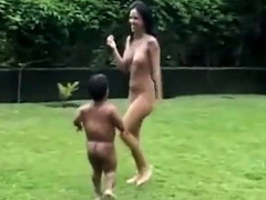 EL ENANITO SE LA FOLLA Y SE CORRE