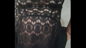 En vestido transparente