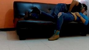 Cogimos deli en el sofa -clip