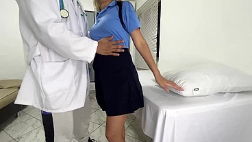 Médico No Resiste Medir el Gran Culo De Hermosa Chica Inocente Estudiante que es Manoseada por el medico pervertido