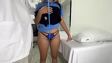 Médico No Resiste Medir el Gran Culo De Hermosa Chica Inocente Estudiante que es Manoseada por el medico pervertido