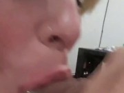 MAMADA!! Le chupo la polla y las bolas y luego se viene en mi cara.. CORRIDA