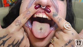 Bimbo Curvy Girl Mouth Tongue Fetish