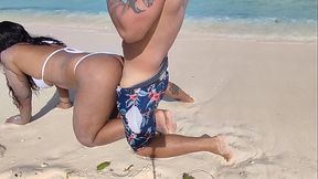 En serio vas a cojerme el culo delante de todas las personas, estas loco