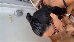 ma copine me suce a fond sur la terrasse