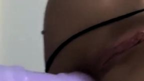 anal y vaginal senorita artista sacia su sed insoportable con un consolador .
