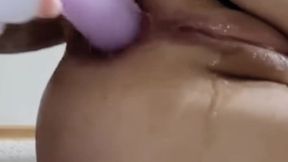 anal y vaginal senorita artista sacia su sed insoportable con un consolador .