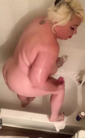 Showers and Oils up for My Cum Session.