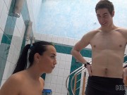HUNT4K. Die Besitzerin des Spas kann das brillante  Mädchen