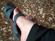 SHOEPLAY, DANGLING E SIMULAZIONE FOOTJOB MENTRE TI DICO PORCATE! DA SBORRARE