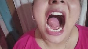 Close-up de mi boca: lengua, diente y sonidos.