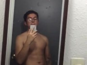 Verga grande en frente del espejo de baño público no consiguió erección después de venirse dos veces