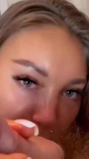 Housewife Monika Fox sucked directly in the kitchen