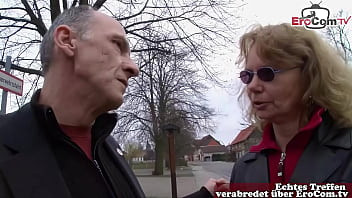 Deutsche Reife Hausfrau auf der Stra&szlig_e zum Sex &uuml_berredet