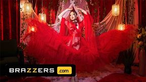 Lulu Chu's Sultry Dance Is A Hot Temptation That Puts Everyone Under Her Spell