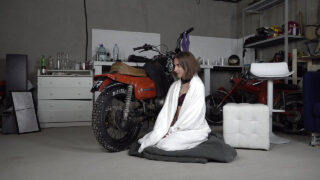 Nastolatka z małymi cyckami, Anastasia Mistress, ma pięści w cipce i zostaje wydymana, aż do wytrysku w akcji BDSM