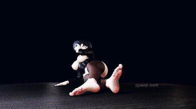 Eine atemberaubend schöne, reife Frau in schwarzen Strümpfen praktiziert Yoga.