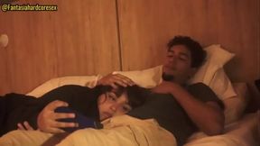 Mi hermanastra se acuesta en mi regazo y yo se lo meto en la boca a proposito I ALISONGONZALEZ X FANTASIAHARDCORESEX