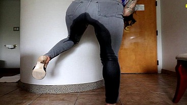 Sushii pissing tight jeggings candid omorashi