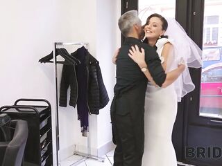 BRIDE4K. Hairdresser seduces hawt bride in the wedding suit for a quick screw