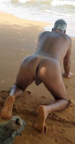 Ladysilva shaking her tanned ass