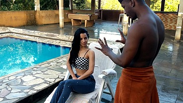 comi a clinte da minha patroa na casa da minha patroa ela pediu massagem e acabo sentando gostoso