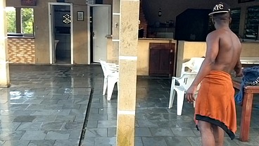 comi a clinte da minha patroa na casa da minha patroa ela pediu massagem e acabo sentando gostoso