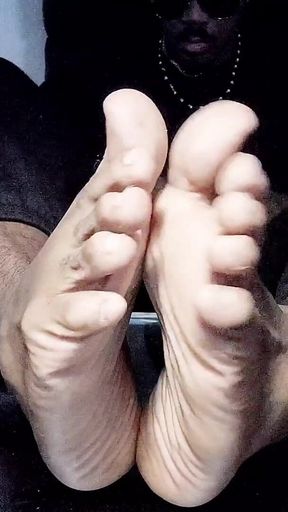 I Expose My Bright Male Soles (2025)