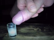 Nederlands sperma sletje krijgt een opgespaard vol glaasje sperma in haar mondje - Past maar net💦🥛