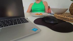 he desayunado con mi padrastro y me ha pillado masturbandome por debajo de la mesa !