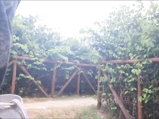 Masturbaçao arriscada em público no parque de pau duro para desconhecida!