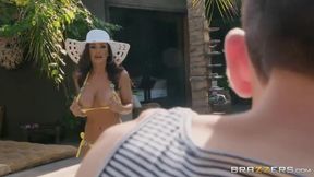 Gorgeous COUGAR Lisa Ann Lays Hand On Pool-boy